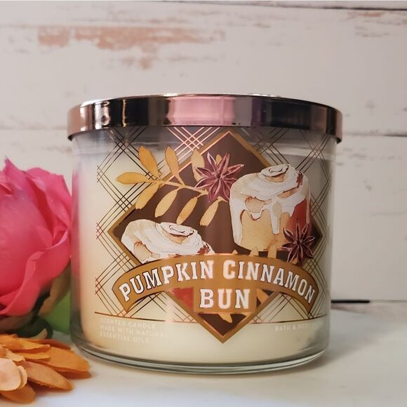 Bath & Body Works Pumpkin Cinnamon Bun Candle - Picture 2 of 5